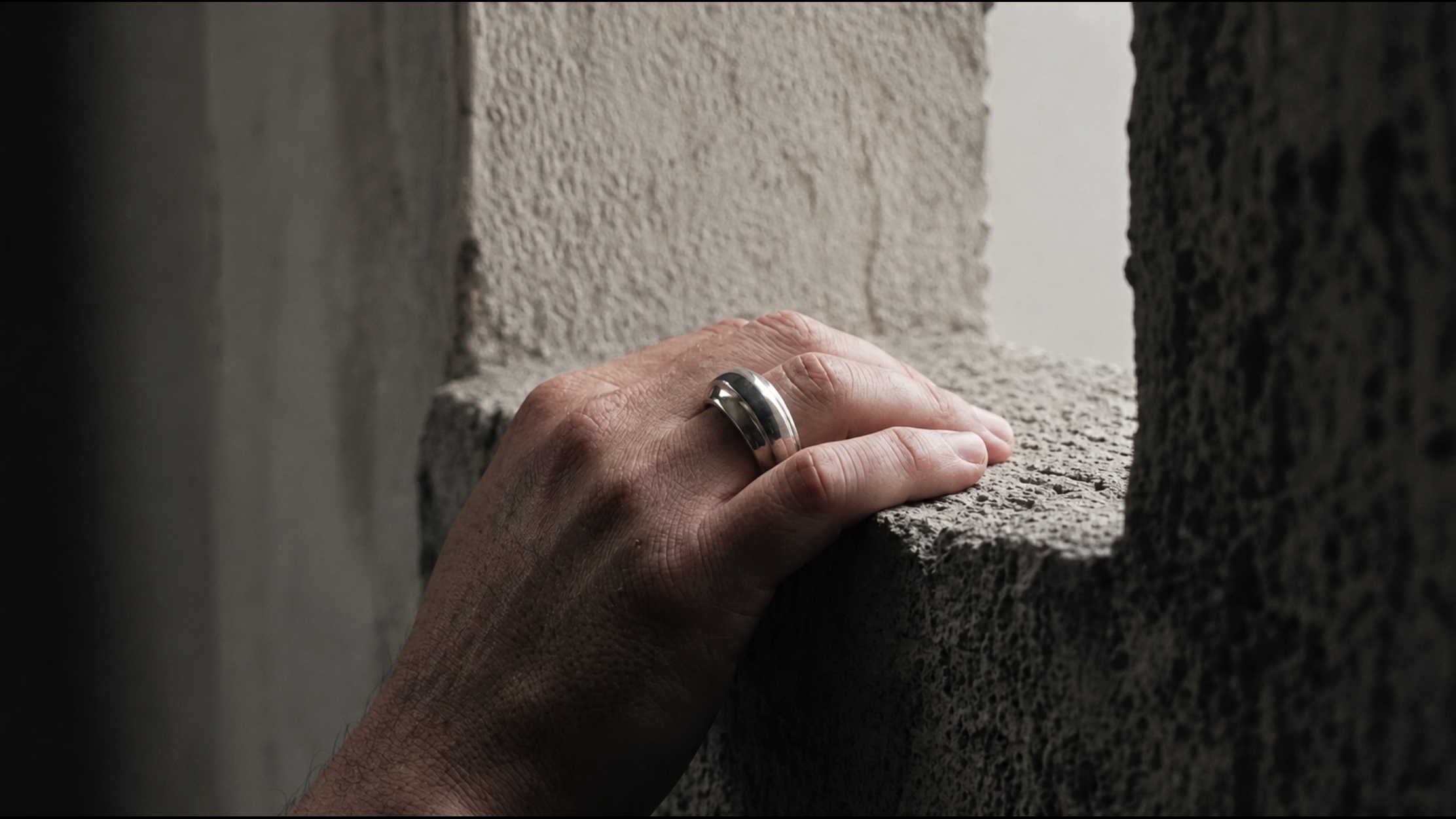 Anillo de plata de A GROSS DOMESTIC PRODUCT.